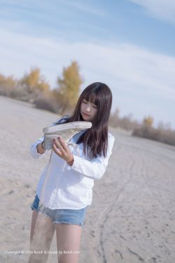 坐在老师的叽叭上写作业