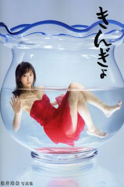 露营醒来后睡在水里